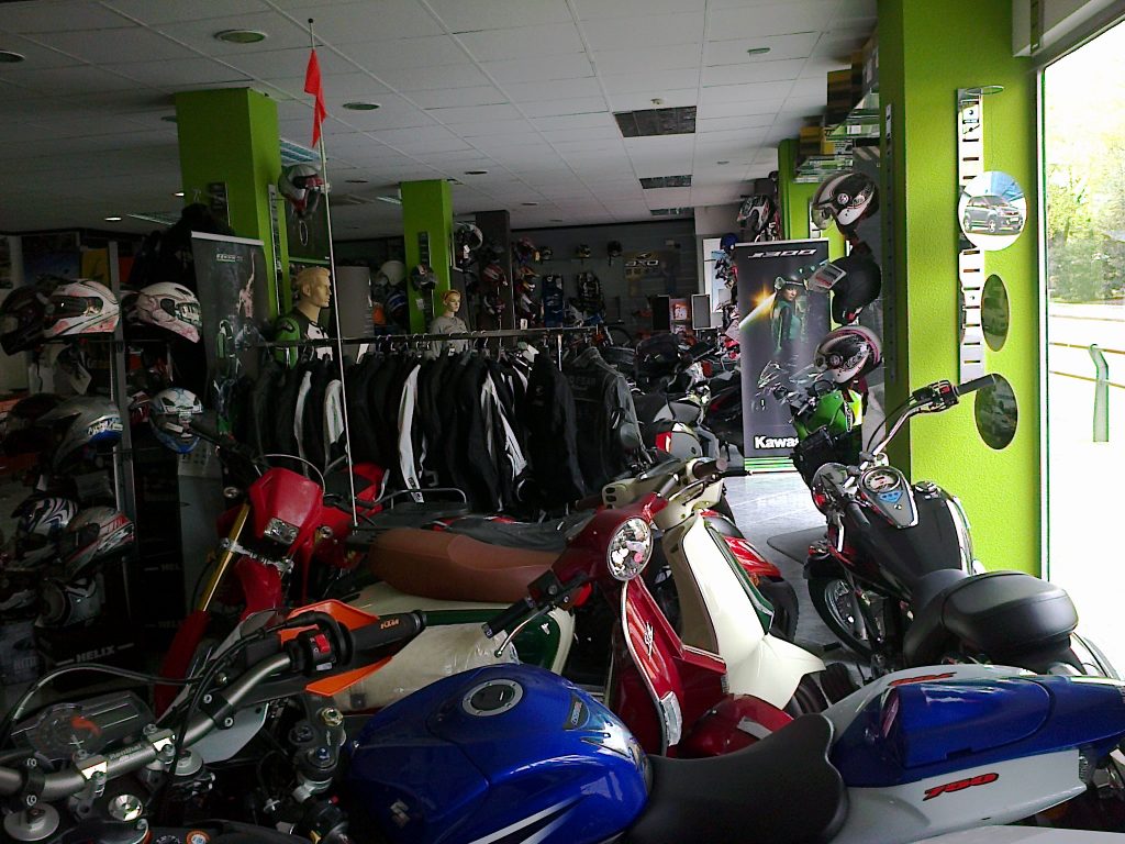 Interior de nuestro concesionario de motos Kawasaki donde encontrarás variedad en segunda mano.